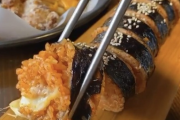 【画像】韓国人さん、キムチ炒飯で作った海苔巻きの具にアチアチのチーズ入れた料理を生み出すｗｗｗｗｗｗｗ