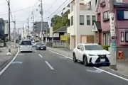真正面から電柱に刺さるレクサス。静岡で見事な脇見運転事故が撮影される。