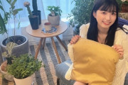【画像あり】『すべ膝見えてますけど』...五百城茉央ちゃん、美脚をちょい見せwww