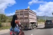【動画】二人乗りのすり抜けバイクがトラックの目の前で転倒する事故(((ﾟДﾟ)))