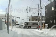 【北海道】信号無視した中央バスが軽自動車2台に突っ込んでしまう事故の映像。
