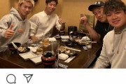 【悲報】オリックスの選手、阪神のユニがデカデカと飾られたお店で食事