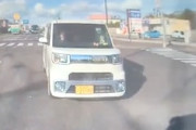 どんな運転だよ。同じ軽自動車に3回もぶつけられたドラレコ。