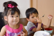 友人が息子（4歳の）食事風景をＳＮＳにあげているんだけど、もうめちゃくちゃ。行儀が悪いとかいうレベルじゃないのに意外と好評なようで引いた…
