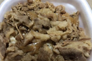 すき家嫌いな牛丼屋1位になる（画像あり） |  肉が煮すぎなのかくず肉なのか真っ黒で固いのな。  |  牛丼屋の牛丼って洗濯物の生乾きの臭いしない？