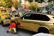 金色に塗装したBMW「X5」をドイツ警察が路上から撤去…目にまぶし過ぎる恐れがあるとして！
