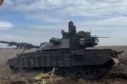 ウクライナ軍の「魔改造M-55S戦車」が活躍？…ロシア軍陣地を主砲で破壊する映像が公開！