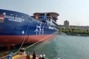 【衝撃】何かが間違っていた進水式の危ない事故映像。（スペイン）