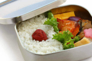 俺と長男(4)の弁当が基本冷食の詰め合わせ。さらに次男(1)のメシも週に2、3回は市販のパウチ…