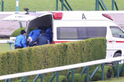 【衝撃的な落馬事故】北村友一騎手が落馬　自力で起き上がれず担架で緊急搬送