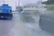 【動画】 走行中のトレーラーのタイヤがパンク ⇒ 対向車のガラスが割れ運転手も吹き飛ぶ衝撃動画が話題に