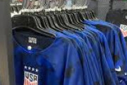 アメリカでサッカーは人気なし？代表ユニフォームが間違ってバスケコーナーに売られる現実「女子は4回W杯優勝しているのに」