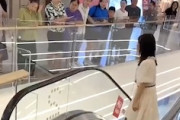【衝撃】中国でむごいエスカレーター事故が撮影される(´･_･`)