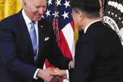 マスクなし、握手あり、全員ワクチン接種済み　日米「戒厳」会談とは一変した米韓首脳会談　ー東京新聞