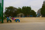 学校「タイヤを半分埋めたぞ！存分に遊べ！」
