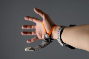 手の機能を強化する親指型ロボット「Third Thumb」…英ケンブリッジ大が開発！