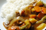 【愕然】ワイ、彼女の前でカレーに生卵を入れて食った結果ｗｗｗ