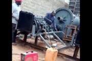 【衝撃】回転する大きな機械に巻き込まれてしまう男性の映像(((ﾟДﾟ)))