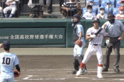 【画像】甲子園中継でとんでもない奴が映り込む