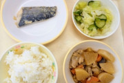 彡(^)(^)「給食うっま！お代わり(バクバク」おまえら「給食まずいよな」「俺も残してたw」→