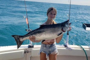 【釣りガールの本気】15歳の少女、デカすぎる『キングサーモン』を自力で釣り上げる　アメリカ　