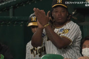 【画像】糸原が四球で出塁→真顔で拍手するミエセス草