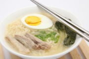 SCのフードコートでラーメンを食べ終わってひと息ついてたら、6,7歳くらいの子供がこちらにやって来て「すみません、それ(俺の丼)、もらっていいですか？」俺「え？」→ なんと…