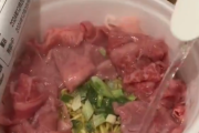 【動画】インバウンド中国人、カップ麺を改造して普通の日本人ができない食べ方をする