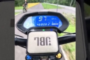 歩行者、自転車専用の歩道を時速100キロで爆走するE-バイク乗りの映像。