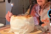 【動画】おばあさん、バースデーケーキにブランデーをかけて火を付け大炎上