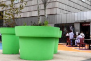 【英国】「スーパーマリオの土管」のような植木鉢が町の中心に設置されてしまい住人から不満続出