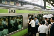 【画像】東京の満員電車、哀れすぎる…こいつらが残クレアルファードバカにしてるってマジ？