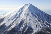 【バカ過ぎる】男子大学生2人が閉山中富士山に登山し滑落→自ら救助要請して助かるも重症