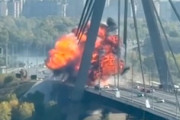 【動画】交通量のあるキーウの主要な橋にロシア軍のドローンが命中する。