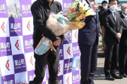 【WBC】栗山監督が栗山町役場に凱旋　ジャージーと長靴姿で軽トラ運転し登場「ただいま帰りました」　町民200人以上が出迎え
