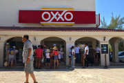 【画像】メキシコのコンビニ前、とんでもない連中がたむろしてしまう・・・