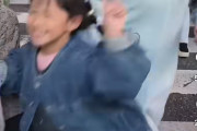 【動画】ぶつかりおばさん、幼い少女にまでぶつかり炎上ｗｗｗｗｗｗ
