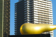 フランスの友人「JAPさぁ、あの金色のオブジェが乗った建物はなんだい？笑」
