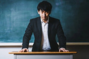 【宗教】中学の頃、担任に「お父さんとお母さんの収入が低いのは信仰心が無いから」と意味不明な宗教勧誘を受けた