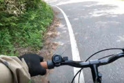 【動画】自転車乗りさん、うっかり熊と遭遇してビビり散らかしてしまう