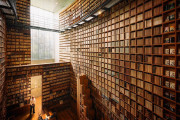 海外「日本には魔法の図書館がある」→地震が起きたら大変なことになりそう