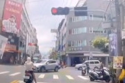 【動画】台風11号で不運な事故。倒れた信号がバイクを直撃(ﾟoﾟ)