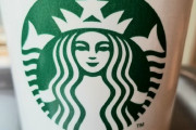 【悲報】スタバ、定番飲料の約8割値上げ　また高くなるのかよ・・・