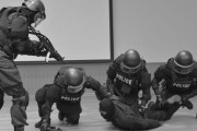 「武器を捨てろ」人質事件想定で訓練、刺股や盾使い刃物男を制圧…警視庁！