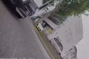 【動画】すり抜け犯のバイクさん、反撃の幅寄せで逝く😰