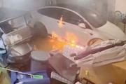 【動画】台風後のEV車に爆発の危険性。ガレージ内のテスラモデルXが突然発火してしまう事故。