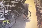 【東京】白昼の犯行。自転車置場から高価なロードバイクを持ち去る男の映像。