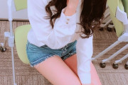 【GIF】美人声優さん、おっぱいを露骨にアピールしてしまう