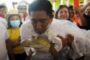 メキシコ町長、ワニの花嫁と盛大な結婚式をしてしまうｗｗｗｗ