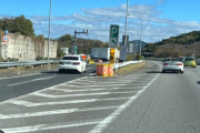 高速道路で覆面パトカーが違反車を捕まえてパーキングエリアに誘導　→　違反車がパーキングに入ると見せかけて入らず逃走